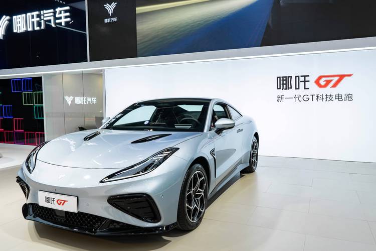 重庆184哪吒汽车在智能汽车领域的表现，领途汽车在新能源汽车市场中的影响力